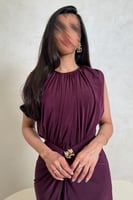 فستان بنفسجي بتصميم كسرات وتفصيل ذهبي عند الخصر