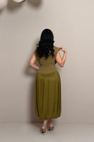 فستان زيتي بتصميم ناعم وحزام عند الخصر