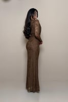 فستان دانتيل بني بعقدة جانبية