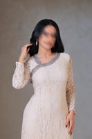 فستان أوف وايت دانتيل بكسرات ناعمة