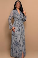 فستان سماوي بنقشة زهور وقصة لف أنثوية