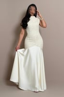 فستان سكري بتصميم أنثوي لامع وانسيابي