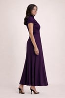 فستان بنفسجي مزموم بياقة مرتفعة