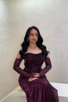 فستان خمري لامع بأكمام منسدلة وفتحة جانبية جذابة