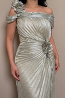 فستان فضي أوف شولدر بتفاصيل وردة جانبية