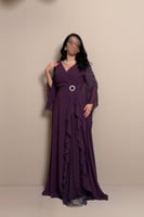 فستان بنفسجي طويل بتصميم لف وأكمام واسعة