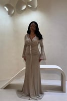 فستان سهرة ذهبي بقصة ضيقة وأكمام لامعة