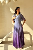 فستان بنفسجي متدرج بأكمام كشكش وتطريز ناعم