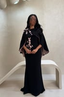 فستان أسود بطبقة علوية وتطريز وردي ناعم