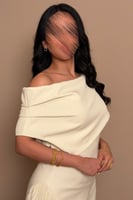 فستان سكري أنيق بقصة كتف واحد وتنورة بكسرات ناعمة