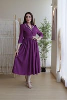 فستان كريب أنيق بفصوص ناعمة على الياقة والأكمام