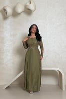 فستان دانتيل زيتي بأكمام طويلة وتفاصيل كسرات من ال...