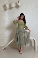 فستان زيتي دانتيل مطرز بتفاصيل لامعة وأكمام منفوخة