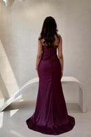 فستان عنابي بقصة كت ووردة جانبية وفتحة ناعمة