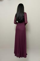 فستان بنفسجي لامع بتصميم ضيّق وأكمام طويلة