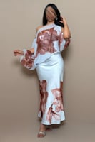 فستان سماوي بطبعات فنية مع شيفون انسيابي