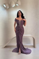 فستان بنفسجي مطرز بتصميم مكسر وأكتاف ساقطة