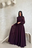 فستان بنفسجي طويل بتطريز ورود على الأكتاف