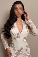 فستان بيج بتطريزات بارزة وقصة أنثوي