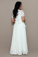 فستان أبيض مطرز بتفاصيل أنثوية ناعمة من مليحة