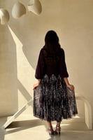 فستان بنفسجي مطرز بتفاصيل لامعة وأكمام منفوخة