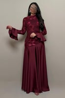 فستان عنابي فخم بتفاصيل ورد ساتان بارزة وقصة أنثوي...