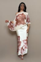 فستان بيج بطبعات فنية مع شيفون انسيابي