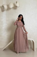 فستان وردي نود بدانتيل وكسرات حريرية