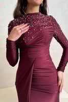 فستان خمري مطرز بفصوص لامعة وأكمام طويلة أنيقة