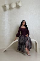 فستان بنفسجي مطرز بتفاصيل لامعة وأكمام منفوخة