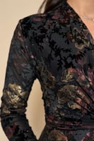 فستان أسود مخملي بتطريز زهور فاخرة