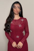 فستان عنابي مطرّز بتصميم أنيق من مليحة