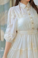 فستان كشكش أوف وايت بتطريز ذهبي ولمسة ملكية