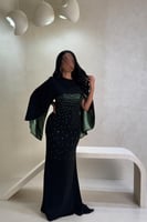 فستان أسود بتفاصيل خضراء لامعة بتصميم فاخر