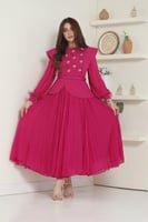 فستان طويل ساتر بكريستالات وحزام جلد للمناسبات