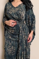 فستان طويل أنيق مستوحى من سحر الطبيعة