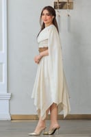 فستان كتان راقٍ بكتف مكشوف وقصة غير متماثلة