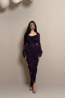 فستان بنفسجي بقصة راقية وتفاصيل جذابة