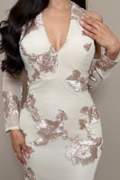 فستان بيج بتطريزات بارزة وقصة أنثوي