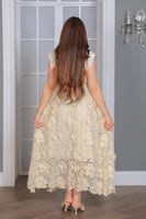 فستان فاخر أنيق يجمع بين الفخامة والرقي