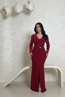 فستان أحمر بلمعة ناعمة وأكمام مطرّزة بفصوص براقة