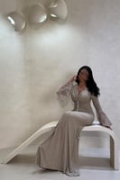 فستان سهرة ذهبي بقصة ضيقة وأكمام لامعة