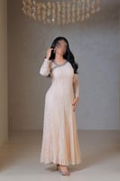 فستان أوف وايت دانتيل بكسرات ناعمة