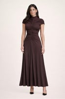 فستان بني مزموم بياقة مرتفعة