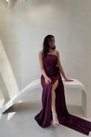 فستان عنابي بقصة كت ووردة جانبية وفتحة ناعمة