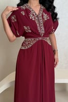 فستان سهرة عنابي مطرز بتفاصيل فضية لامعة