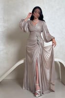 فستان رملي لامع بتطريز جانبي وأكمام منفوخة