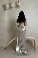 فستان فضي لامع بتصميم لف فاخر وأكتاف مكشوفة