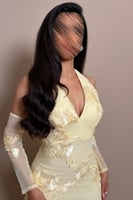 فستان اصفر بتطريزات بارزة وقصة أنثوي