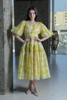 فستان ميدي أصفر بنقشة زهور وقصة كلوش